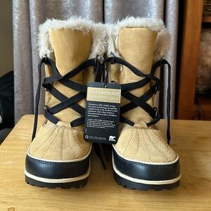 NWT SOREL Waterproof Tan and Black Winter Boots; Size 9